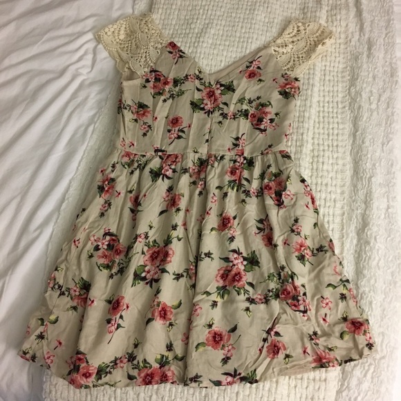 Crochet cap sleeve floral dress - Picture 3 of 3